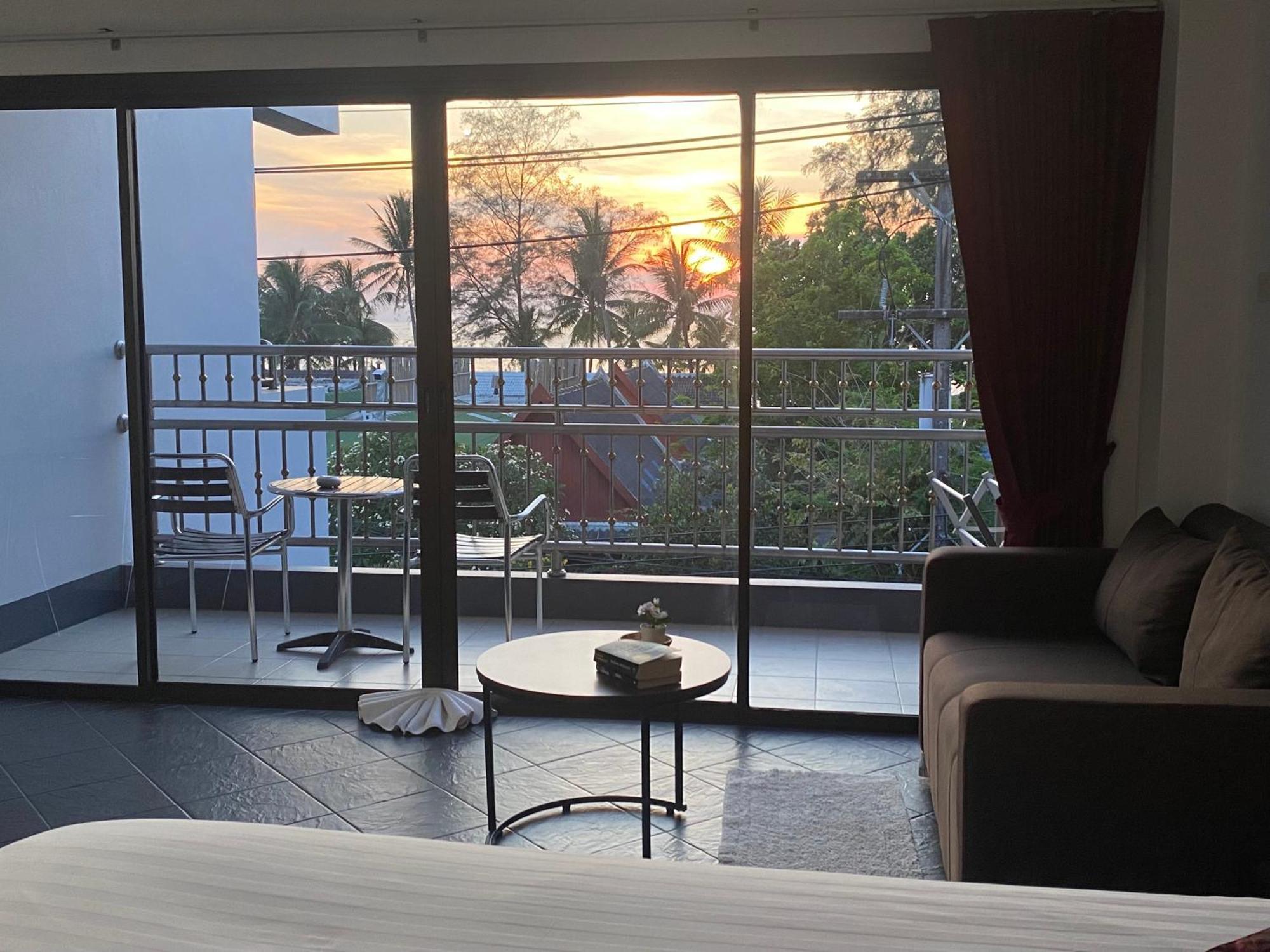 Deng'S Kamala Beach Guesthouse Экстерьер фото