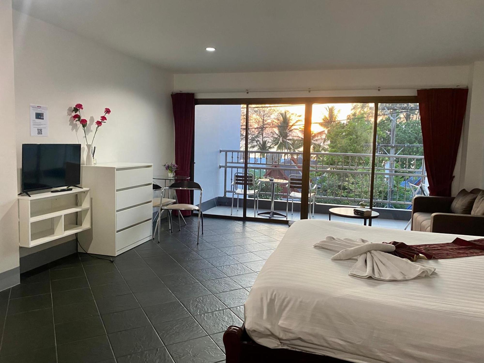 Deng'S Kamala Beach Guesthouse Экстерьер фото